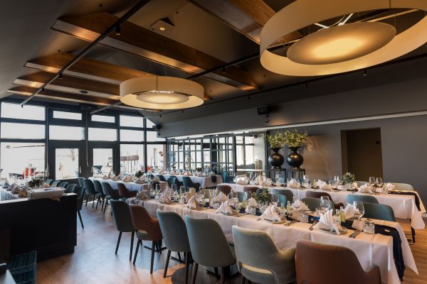 ELBE1 Hochzeitslocation mit festlicher Dekoration
