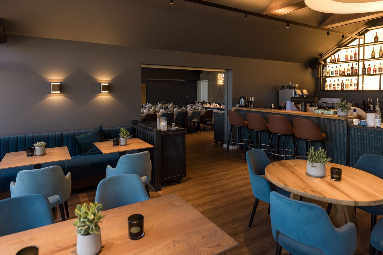 Innenraum vom ELBE1 mit Bar in Wedel bei Hamburg